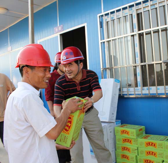 為農(nóng)民工送上清涼(二)